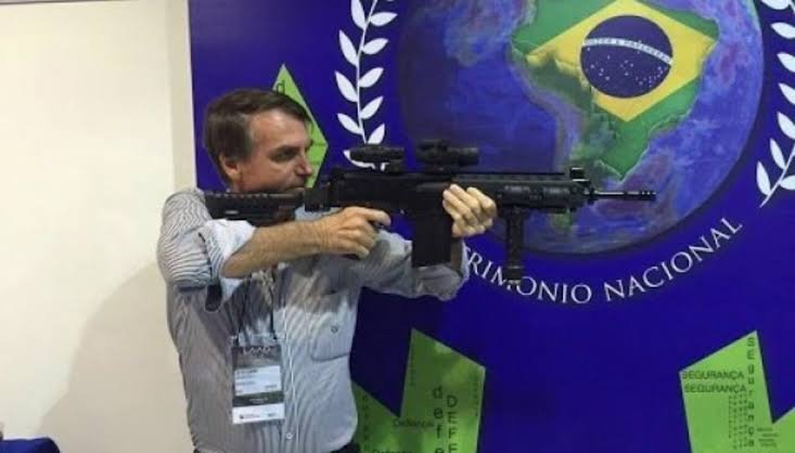 Byanu's tweet photo. Vocês sabiam que o grupo BTS são fãs do Bolsonaro? Eles até recriaram a clássica foto do Bolsonaro com fuzil para proteger a nação. https://t.co/kor3L07USU