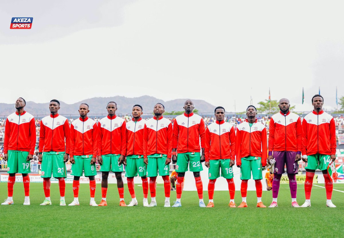 AkezaSports's tweet photo. 🔵🔴 #FIFA : 𝐋𝐞 𝐁𝐮𝐫𝐮𝐧𝐝𝐢 𝐠𝐚𝐠𝐧𝐞 𝐝𝐞𝐮𝐱 𝐩𝐥𝐚𝐜𝐞𝐬 𝐚𝐮 𝐜𝐥𝐚𝐬𝐬𝐞𝐦𝐞𝐧𝐭 𝐦𝐨𝐧𝐝𝐢𝐚𝐥 ! 🇧🇮
================
Le #Burundi occupe désormais la 140e place du classement FIFA, soit un bond de deux rangs par rapport à la précédente édition, où il pointait au 142e rang.

Une progression enregistrée après les deux dernières rencontres face aux @EperviersTogo et à les @LesVerts de l’Algérie, dans le cadre des éliminatoires de la #CAN2027.

Pour rappel, le meilleur classement historique des @intambazacu reste la 96e place, tandis que son plus mauvais rang est la 160e position.

#AKEZASPORTS #Burundi #LesSportsdecheznous