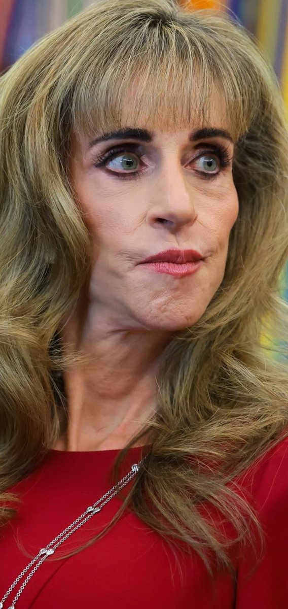 37Lemons's tweet photo. A scary Halloween transvestite clown thing paid a visit to the Oval Office yesterday 

Mr. Susan Dell https://t.co/1ADohUKnzQ