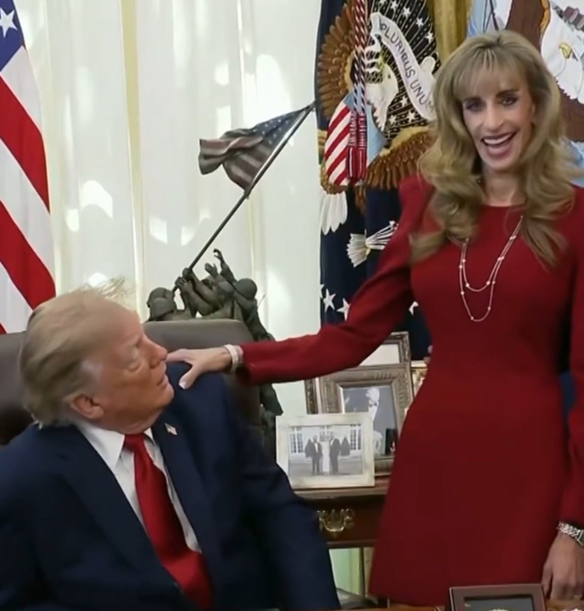 37Lemons's tweet photo. A scary Halloween transvestite clown thing paid a visit to the Oval Office yesterday 

Mr. Susan Dell https://t.co/1ADohUKnzQ
