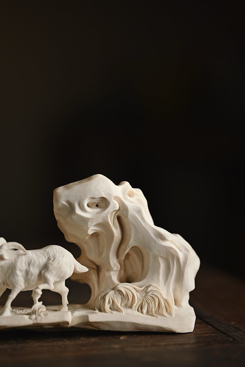 Diego00564152's tweet photo. [The young strong guy polished the carving carefully.]， https://t.co/4Ur4exDSra