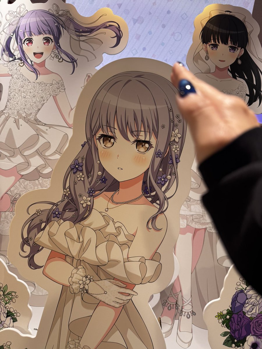 aibaaiai's tweet photo. 展示していたRoselia のスタンディが
抽選で販売されるですって！？
すごいっっ🌹✨
#バンドリストア　
#バンドリ #Roselia https://t.co/bt9aFggfiG