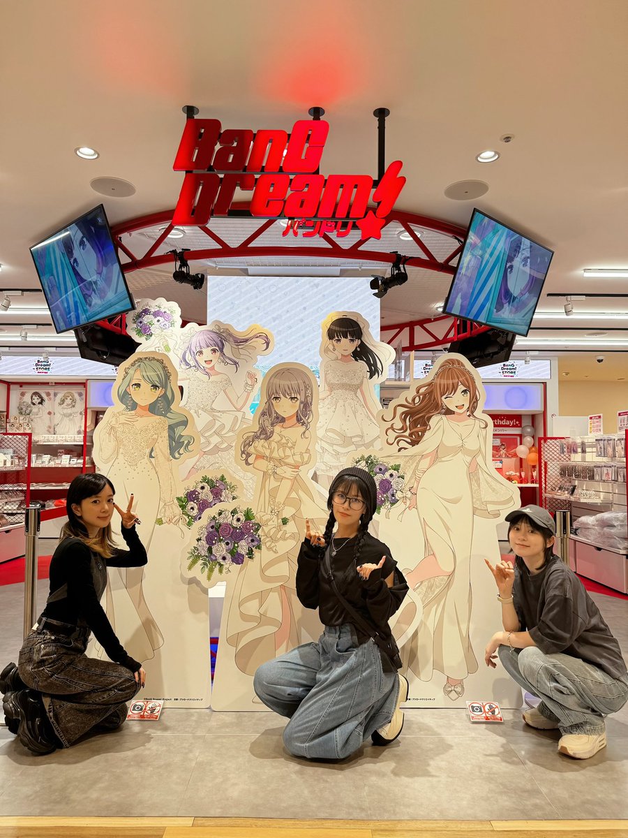 aibaaiai's tweet photo. 展示していたRoselia のスタンディが
抽選で販売されるですって！？
すごいっっ🌹✨
#バンドリストア　
#バンドリ #Roselia https://t.co/bt9aFggfiG