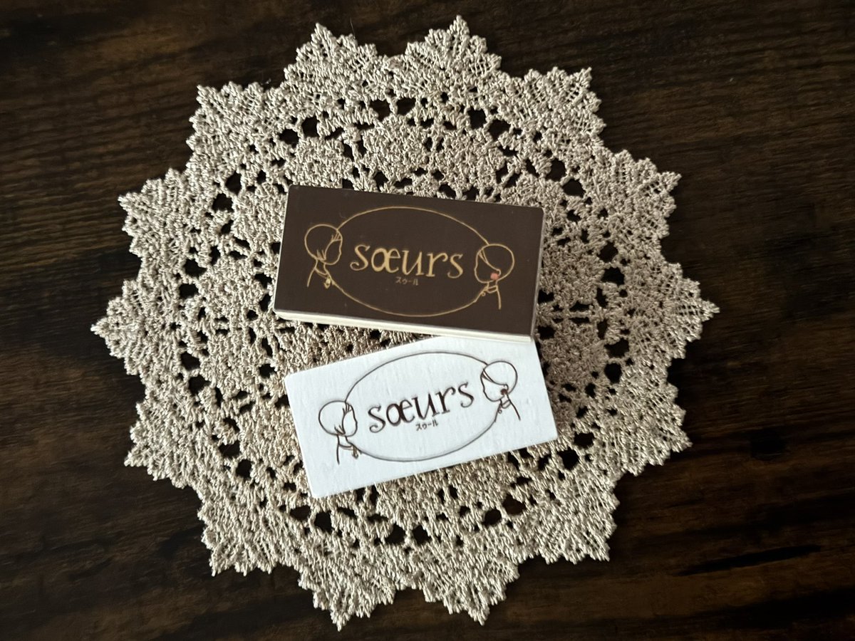 soeurs_y_a's tweet photo. 所要時間は1時間程度
《定員》各回4名
《料金》2,700円＋ワンドリンクオーダー

会期中の焼菓子は大森堂さんです！
metooさんも姉妹も大好きなのでたくさんご用意いたしました😊

soeursの3周年ノベルティ、ロゴマグネットもあと5つ、ご希望の方はお早めにお越しくださいませ！ https://t.co/lB4rmLjcic