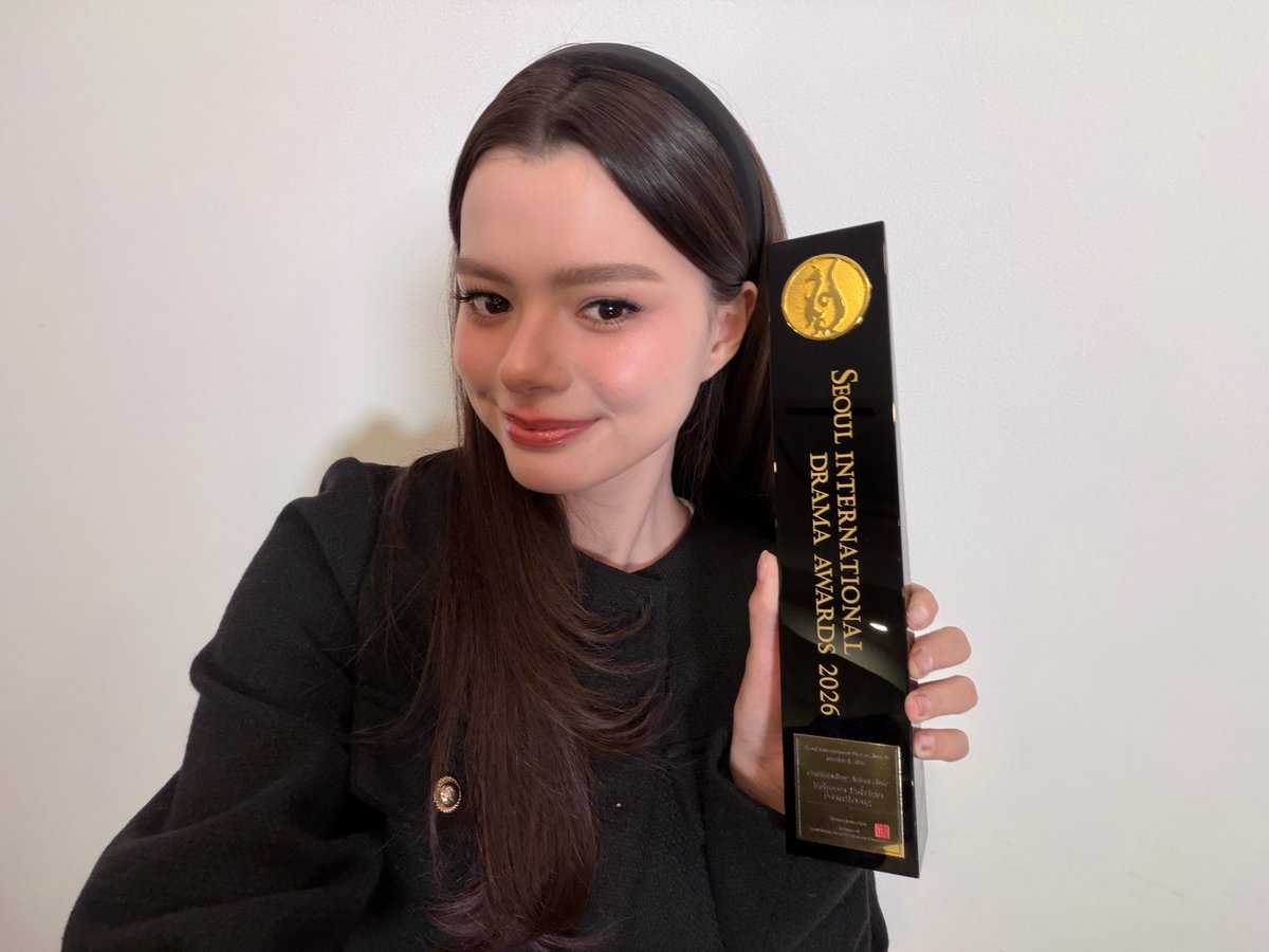 AngelssBecky's tweet photo. Sorry i couldnt be there in person but always appreciate all my angels support🪽! Thankyou to the Seoul International Drama Award for the Outstanding Asian star Award! 
I hope I get to come back to Korea very soon! ☺️ I’ll continue to work hard, keep growing, and strive to give you all the very best version of myself. Thank you for always being by my side. 💞 Thankyou to the Girl From Nowhere Team, cast, production- on site/ off site team everyone involved! 
Lots of love 
사랑해요 🤍 
REBECCA SDA AWARDS26
#BeckyOutstandingAsianStar
#beckysangels #SDA2026