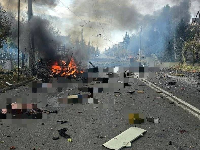 KyleJGlen's tweet photo. Horrific images coming out of Kramatorsk in Donetsk this morning. A Russian strike hit a bus killing 12 and injuring another 14. Some of the worst images I've seen in a long time. https://t.co/VZ74eB60uJ