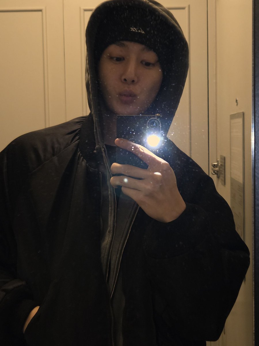 hyungwonspace's tweet photo. hyungwon 🫧 update [11:55] 💌
#형원 #hyungwon #hw_bubble

🐢 i arrived safely in boston!
🐢 straight to changkyun’s hometown
🐢 after arriving i took a walk in front of the hotel for a bit
🐢 and minhyuk texted me asking if i wanted to join him at the restaurant he went to because it’s famous for its shrimp
🐢 so i joined him and we ate first
🐢 i was originally planning to work out and order uber eats but i changed my plans
🐢 we went there and um
🐢 i ordered badly ㅋㅋ
🐢 i was told the portions were small right?
🐢 so i ordered one steak and one pasta
🐢 one shrimp dish as a side and one order of french fries
🐢 but every item came out in a main dish sized portions
🐢 especially the pasta carbonara
🐢 i’m sure it was enough for four people
🐢 the plate was a completely different size
🐢 i kept eating the pasta but no matter how much i ate, it still looked exactly the same as when it first came out
🐢 what is this?
🐢 did the noodles swell up
🐢 this is definitely magic
🐢 we call it magic (1/4)