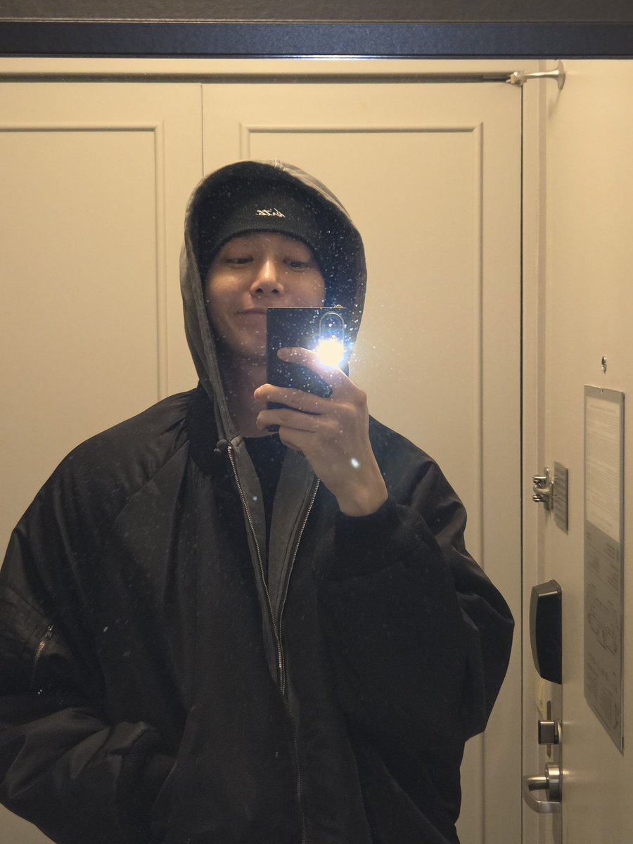 hyungwonspace's tweet photo. hyungwon 🫧 update [11:55] 💌
#형원 #hyungwon #hw_bubble

🐢 i arrived safely in boston!
🐢 straight to changkyun’s hometown
🐢 after arriving i took a walk in front of the hotel for a bit
🐢 and minhyuk texted me asking if i wanted to join him at the restaurant he went to because it’s famous for its shrimp
🐢 so i joined him and we ate first
🐢 i was originally planning to work out and order uber eats but i changed my plans
🐢 we went there and um
🐢 i ordered badly ㅋㅋ
🐢 i was told the portions were small right?
🐢 so i ordered one steak and one pasta
🐢 one shrimp dish as a side and one order of french fries
🐢 but every item came out in a main dish sized portions
🐢 especially the pasta carbonara
🐢 i’m sure it was enough for four people
🐢 the plate was a completely different size
🐢 i kept eating the pasta but no matter how much i ate, it still looked exactly the same as when it first came out
🐢 what is this?
🐢 did the noodles swell up
🐢 this is definitely magic
🐢 we call it magic (1/4)