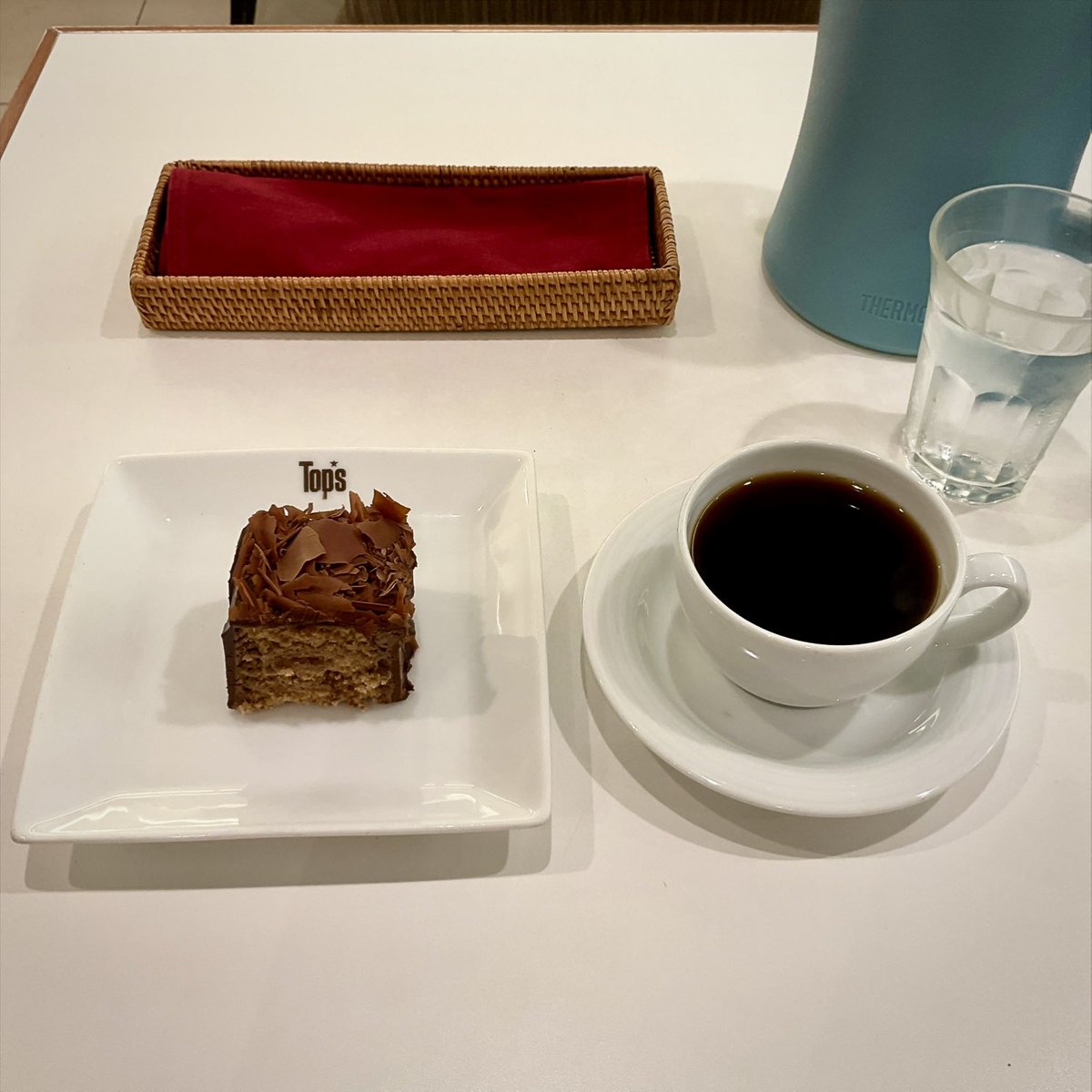 Barchetta18's tweet photo. 渋谷西武(しぶせい)でTop’sに行けるのも9月末までだったから
久し振りにキングスチョコレートケーキも食べておきましたよ〜
やっぱり美味しい😋ですね〜

ケーキを構成する中の組み合わせとチョコやナッツたちの割り合いが絶妙すぎて✨いつまでも食べ続けられそうな誘惑〜👿 https://t.co/dWUyjjrEFA