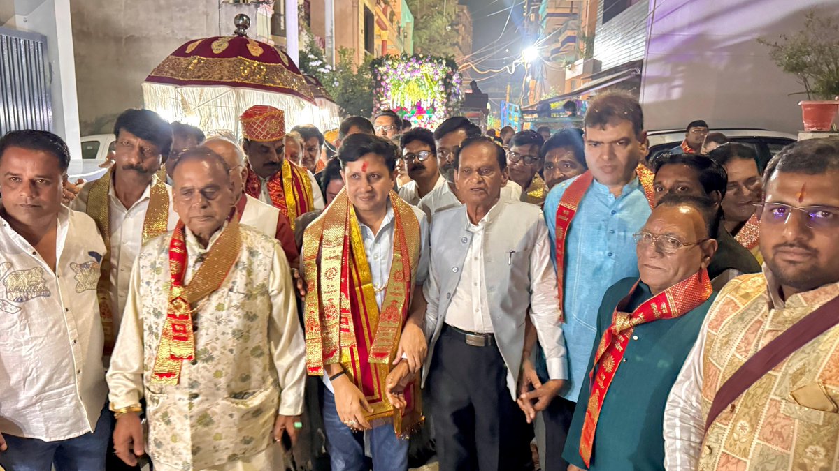 AkashVOnline's tweet photo. अग्र वंश के जनक महाराज अग्रसेन जी को कोटि-कोटि प्रणाम…

अग्रसेन महाराज जी की जयंती के उपलक्ष्य मे अग्रवाल समाज पश्चिमी क्षेत्र द्वारा विधानसभा 1 मे आयोजित शोभायात्रा मे सम्मिलित होकर महाराज अग्रसेन जी का आशीर्वाद प्राप्त किया व उपस्थित समाजजनों से स्नेहपूर्ण भेट कर उन्हें अग्रसेन जयंती की अग्रिम बधाई प्रेषित की।

आयोजन मे क्षेत्रीय पार्षद बहन संध्या यादव जी व कार्यकर्ता भी उपस्थित थे ।