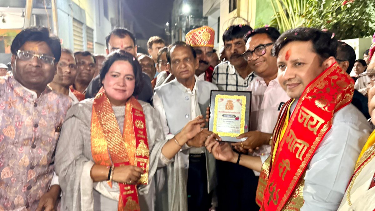 AkashVOnline's tweet photo. अग्र वंश के जनक महाराज अग्रसेन जी को कोटि-कोटि प्रणाम…

अग्रसेन महाराज जी की जयंती के उपलक्ष्य मे अग्रवाल समाज पश्चिमी क्षेत्र द्वारा विधानसभा 1 मे आयोजित शोभायात्रा मे सम्मिलित होकर महाराज अग्रसेन जी का आशीर्वाद प्राप्त किया व उपस्थित समाजजनों से स्नेहपूर्ण भेट कर उन्हें अग्रसेन जयंती की अग्रिम बधाई प्रेषित की।

आयोजन मे क्षेत्रीय पार्षद बहन संध्या यादव जी व कार्यकर्ता भी उपस्थित थे ।