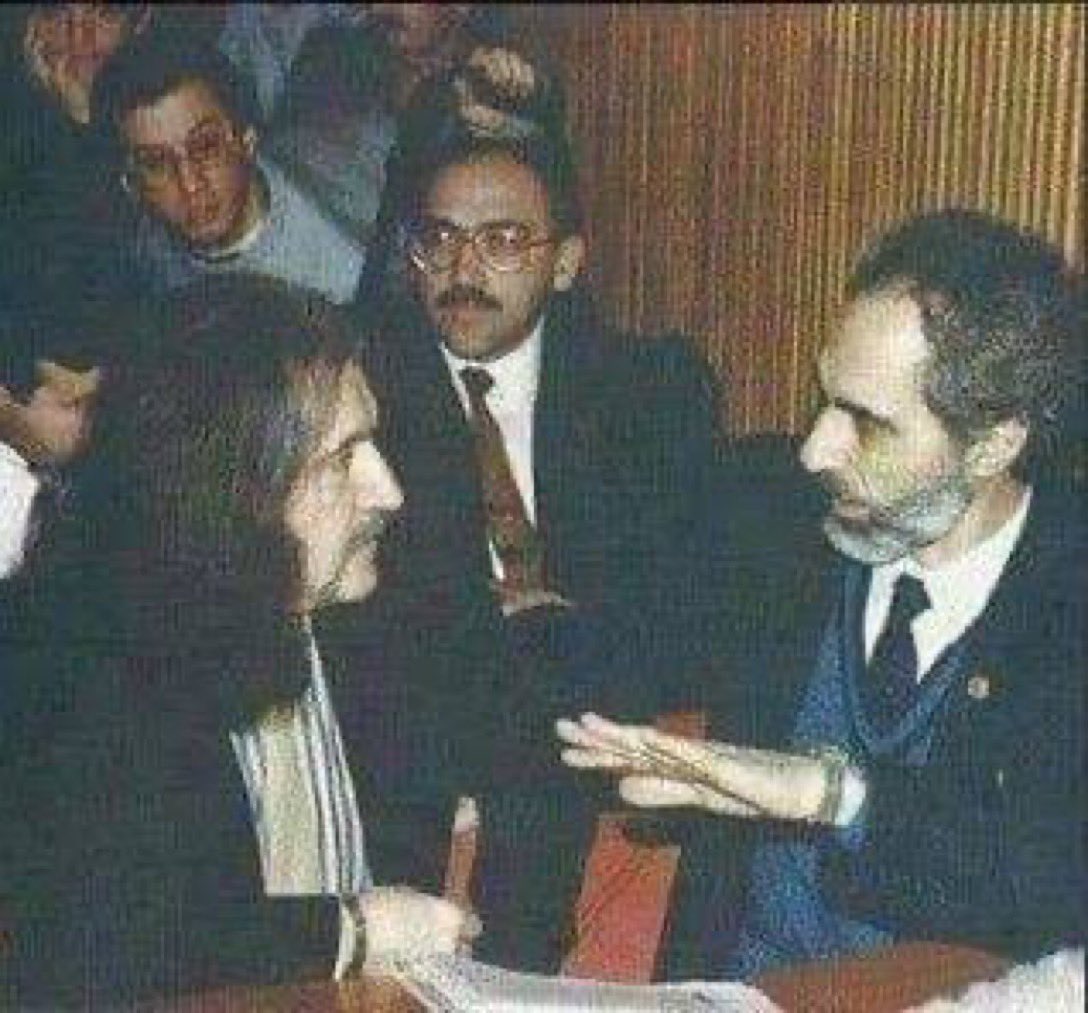 FiiTarih's tweet photo. Elçibey ve Barış Manço,sohbete dalmışlar... https://t.co/MLt7ijV6TX
