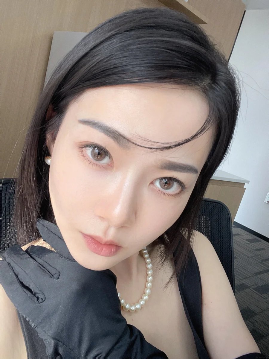 Luciaavinuesa's tweet photo. 当然要记录呀 又不是天天带美瞳 https://t.co/eY3nU5Nebg