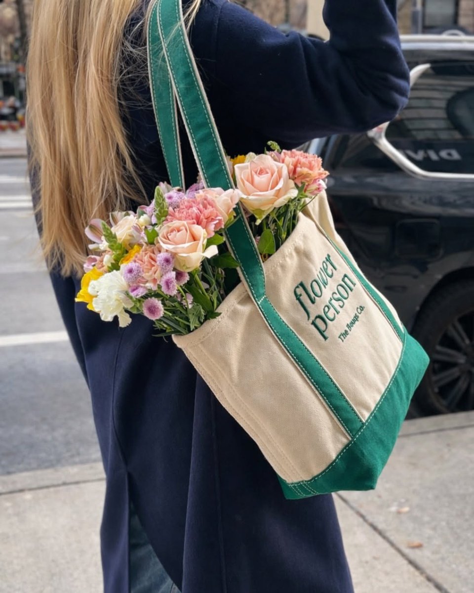 SavannahP36099's tweet photo. Our perfect flower tote is finally here: a limited-edition collab with Lands’ End. We paired our bestselling bouquet with their iconic Canvas Pocket Tote, which holds up to 250 lbs! That’s a lot of flowers.

And yes… we’re giving some away.

3 winner... https://t.co/QqNYqr00fL