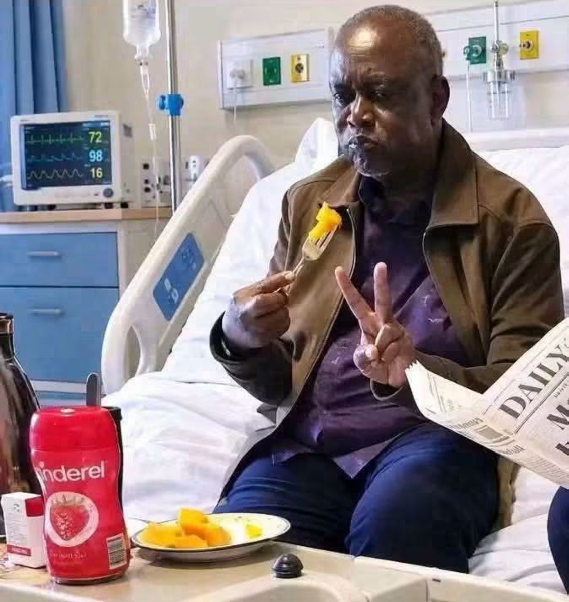 generali_osumo's tweet photo. Ruto's bloggers have released a photo of Pati Lida Oburu Oginga, feasting on a heap of fruits, chewing, singing tutam and reading a newspaper!

Mzee is doing so many things concurrently! The conclusion to this, is that he's healthy and kicking! https://t.co/oy0sVhlkP3