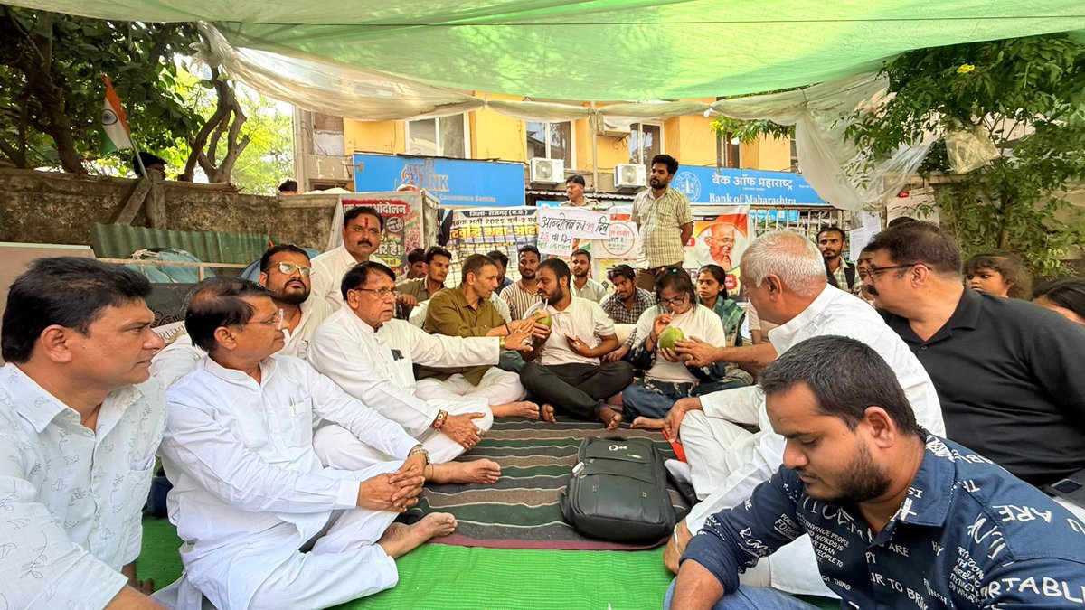 jitupatwari's tweet photo. आज भोपाल में डीपीआई कार्यालय के सामने शिक्षक पद वृद्धि की मांग को लेकर भूख हड़ताल पर बैठे वर्ग-2 एवं वर्ग-3 के अभ्यर्थियों का अनशन समाप्त करवाया।

शिक्षक अभ्यर्थी अपने अधिकार और रोजगार की मांग को लेकर सड़कों पर हैं, लेकिन मोहन सरकार उनकी आवाज सुनने को तैयार नहीं है। सरकार की संवेदनहीनता का आलम यह है कि अभ्यर्थियों की जान पर बात आए, तब भी सरकार को कोई फर्क नहीं पड़ता।

शिक्षक अपने हक की लड़ाई लड़ रहे हैं और कांग्रेस उनके साथ मजबूती से खड़ी है।