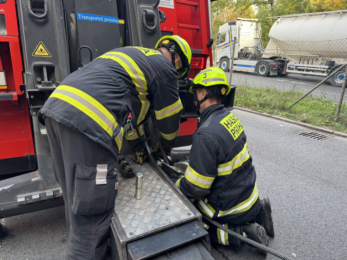 HasiciPraha's tweet photo. Vyprošťovací práce na místě události probíhají i dnes. Na místo dorazil speciální vyprošťovací tank @Spravazeleznic a vyprošťovací automobil z Holešovic. Prozatím se však nepodařilo zaklíněnou soupravu vyprostit. Zvazujeme další taktické postupy vyproštění. Komunikace je ve směru z centra kompletně uzavřena