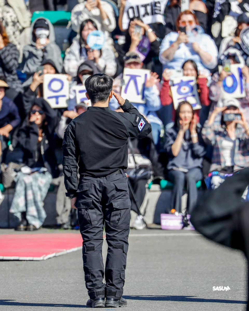 lavvoozi's tweet photo. this pic is so endearing to me. to the carats who held the “uri jihoonie” banner, thank you so so much 🥹🤍 https://t.co/vR9Kw9UUsO