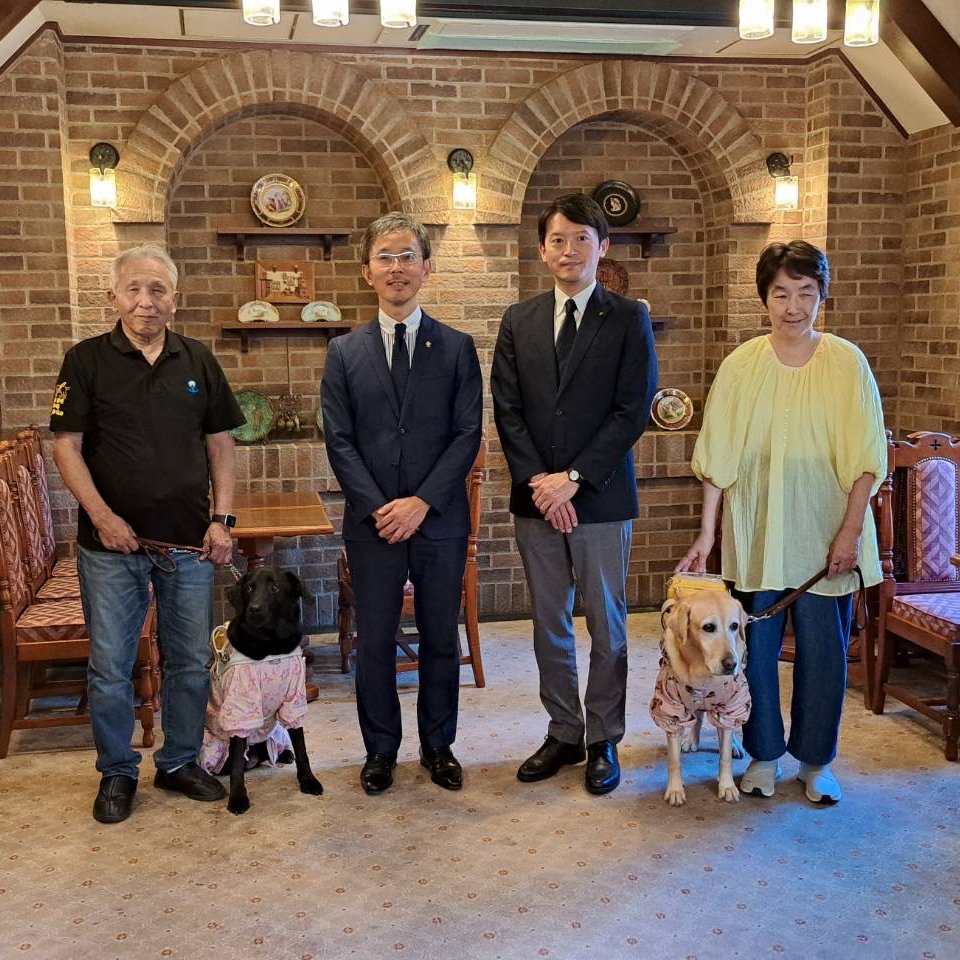 motohikosaitoH's tweet photo. 兵庫県は、盲導犬はじめとする補助犬ユーザーが飲食店等を利用しやすい環境づくりに向けて、「ほじょ犬普及啓発協力店」登録制度をスタートしています。今回、本制度に積極的に登録頂いている神戸老舗コーヒー「にしむら珈琲店」で、補助犬ユーザーの方々からお話を伺いました。これまでのご経験や課題などの中で、特に印象的だったのが、「クロックポジション」が、視覚障害者への説明に有用ということでした。

クロックポジションとは、時計の文字盤に見立てて、対象物の方向や位置を言葉で伝える方法で、例えば、「6時にお箸、7時にごはん、12時にお魚があります」と伝えるイメージです。
この「クロックポジション」の利活用促進はじめ、ほじょ犬普及啓発協力店の更なる展開を図り、補助犬ユーザーが店舗利用や社会参画しやすい環境づくりを進めてまいります。ほじょ犬普及啓発協力店への応募・協力をよろしくお願いいたします。

▼ほじょ犬普及啓発協力店
https://t.co/x6BwfgKuhs