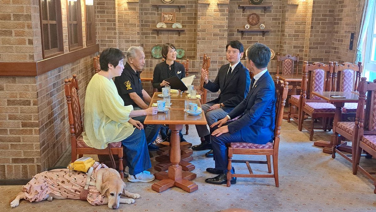 motohikosaitoH's tweet photo. 兵庫県は、盲導犬はじめとする補助犬ユーザーが飲食店等を利用しやすい環境づくりに向けて、「ほじょ犬普及啓発協力店」登録制度をスタートしています。今回、本制度に積極的に登録頂いている神戸老舗コーヒー「にしむら珈琲店」で、補助犬ユーザーの方々からお話を伺いました。これまでのご経験や課題などの中で、特に印象的だったのが、「クロックポジション」が、視覚障害者への説明に有用ということでした。

クロックポジションとは、時計の文字盤に見立てて、対象物の方向や位置を言葉で伝える方法で、例えば、「6時にお箸、7時にごはん、12時にお魚があります」と伝えるイメージです。
この「クロックポジション」の利活用促進はじめ、ほじょ犬普及啓発協力店の更なる展開を図り、補助犬ユーザーが店舗利用や社会参画しやすい環境づくりを進めてまいります。ほじょ犬普及啓発協力店への応募・協力をよろしくお願いいたします。

▼ほじょ犬普及啓発協力店
https://t.co/x6BwfgKuhs