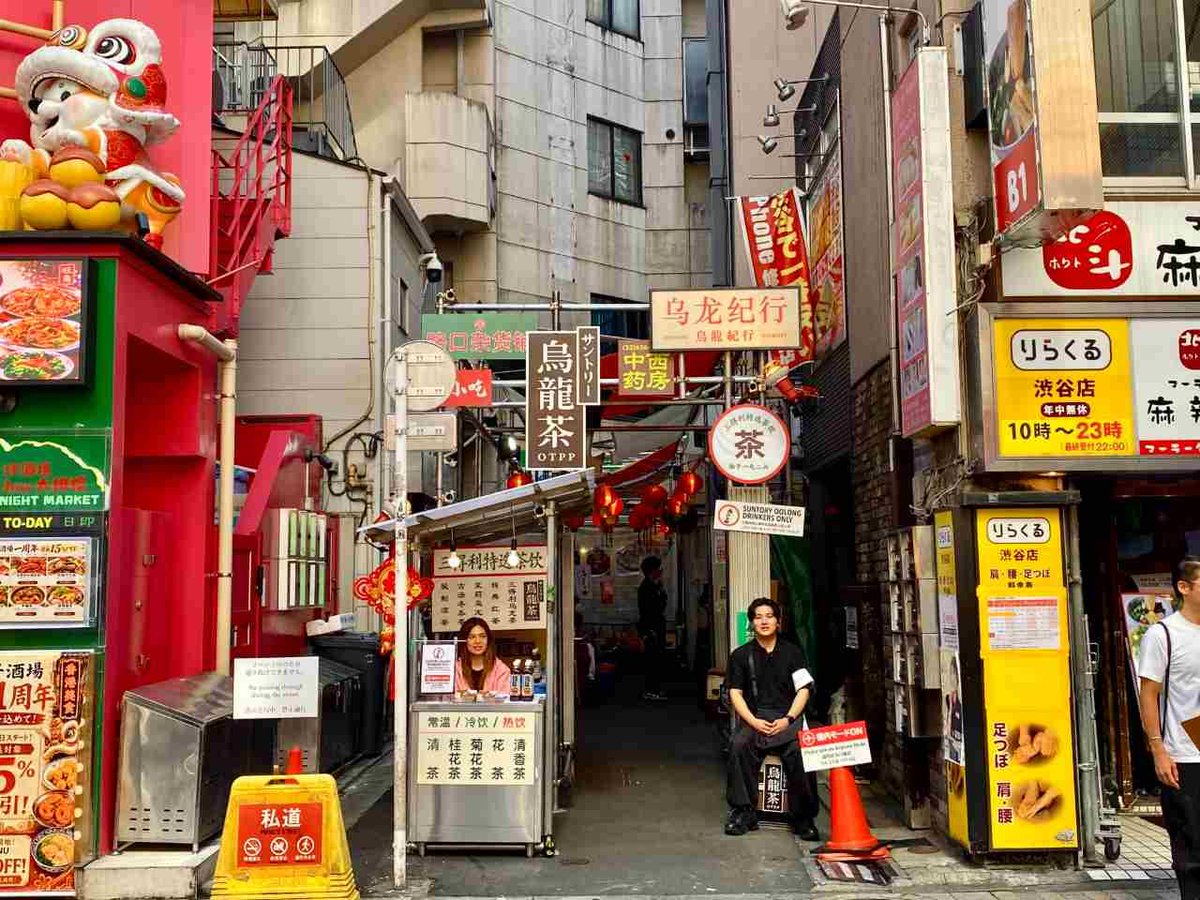 architectizm's tweet photo. 明日から渋谷センター街の一角が「中国」仕様になるイベントがスタート。
その一角だけ中国語が飛び交う異国のイマーシブ体験。

仕掛けてるのはサントリー、烏龍茶。
烏龍茶の起源たる中国の世界観をあえて伝えていくために、空間丸ごと渋谷に登場させる設計。
https://t.co/24Rn6vYEHj https://t.co/KIm8Lnl0e9