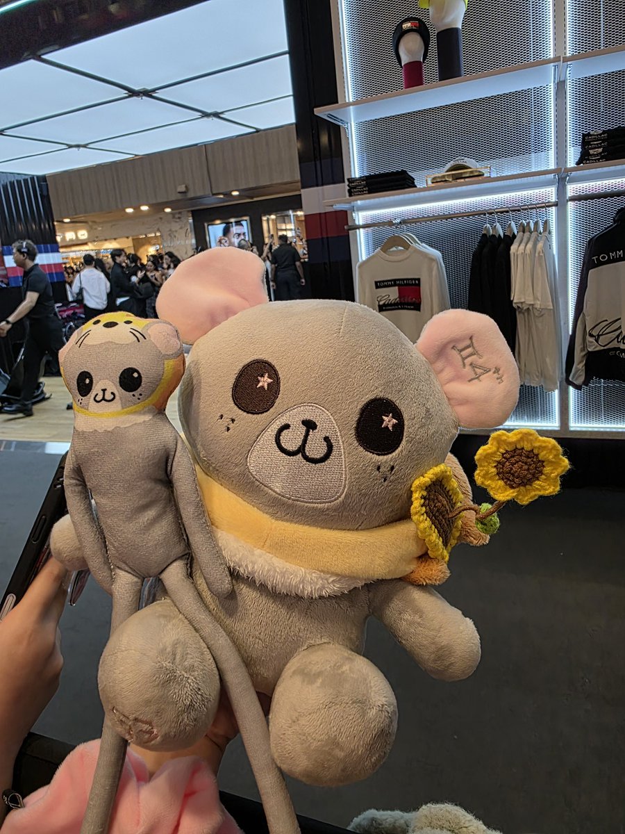 chrisxtae_'s tweet photo. 3 days ago, I told Fourth I will be coming to see him today, and he told me to bring the long LKN… so I kept my promise 😂

Thank you nong Fourth for noticing my meerkat blanket 🩷 
@tawattannn @Numone_Official  

TOMMY CADILLAC F1 WITH FOURTH
#TommyHilfigerxFourth https://t.co/u5EREbTKqK