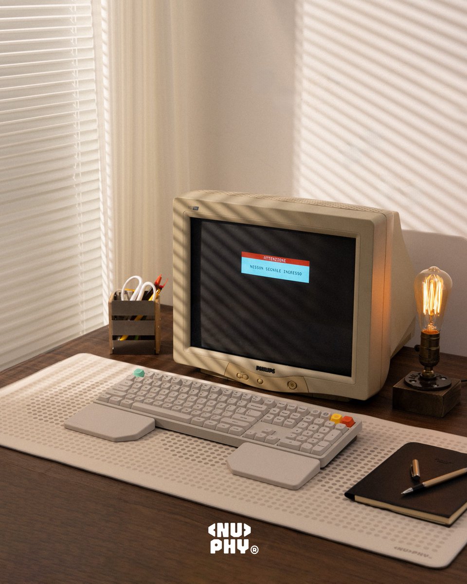 nuphystudio's tweet photo. Full-size feels right at home in a retro setup. 🖥️

Node100 in Lunar White, taking us back one keystroke at a time.

#nuphy #node100 #mechanicalkeyboard #retrosetup #desksetup https://t.co/KYF6txIFUO
