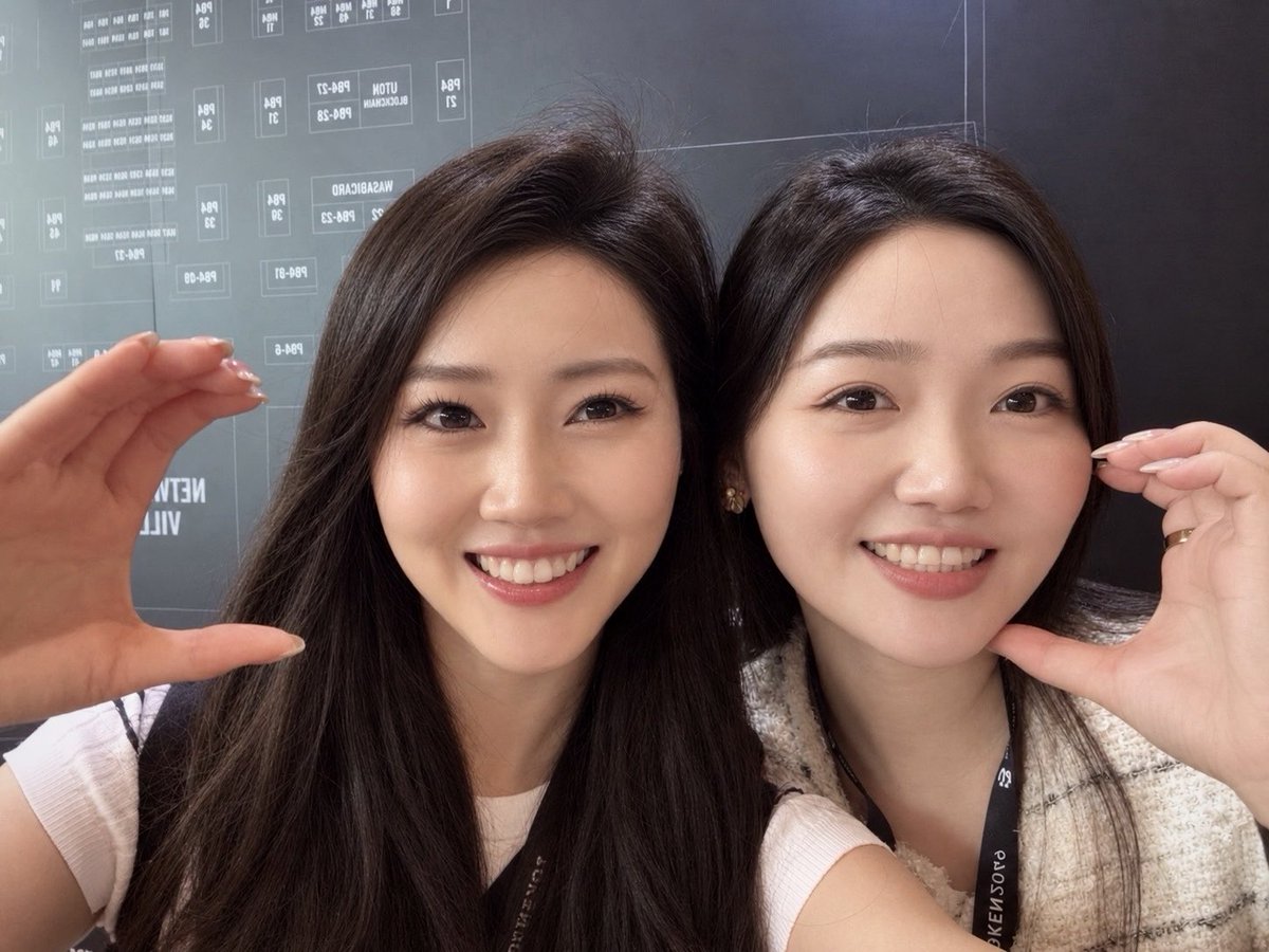 Bit_LittleP's tweet photo. Double C, double luck 🍀@xiyuw3 

@ChainbaseHQ #TOKEN2049 https://t.co/TAez7O5lGe