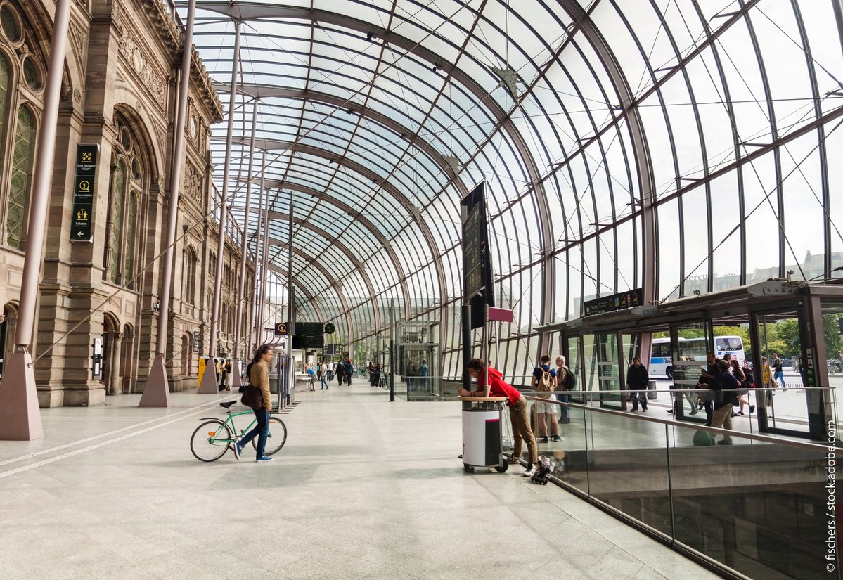 Alsace's tweet photo. Petit tour du côté de la gare de Strasbourg qui se classe dans le TOP 3 des gares les plus agréables de France, selon une étude basée sur les avis des voyageurs. #Alsace https://t.co/65ObjEPEPo