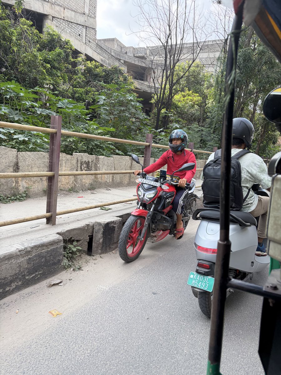 AnuRamIyer's tweet photo. Wrong side driving near mahadevpura Sarovar portico @blrcitytraffic https://t.co/GyrTI4ycB7