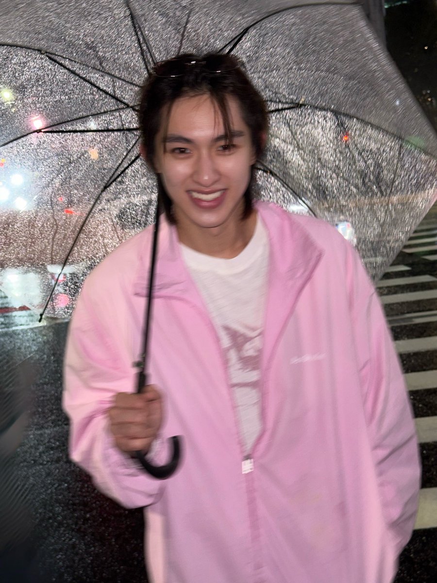 babiipofo's tweet photo. ยิ้มหวาน ₊ คาดแว่นถูกต้องมาก เง้ออ น่ารักมากงะ ฝนตกทำอะไรน้องก้องม่ายได้จริง ๆ 🥺🤲🏻 * https://t.co/JHsq98iEYI