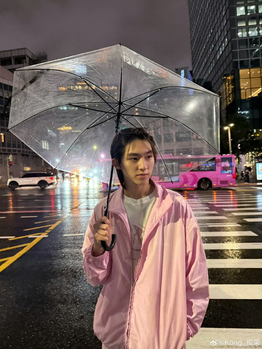 babiipofo's tweet photo. ยิ้มหวาน ₊ คาดแว่นถูกต้องมาก เง้ออ น่ารักมากงะ ฝนตกทำอะไรน้องก้องม่ายได้จริง ๆ 🥺🤲🏻 * https://t.co/JHsq98iEYI