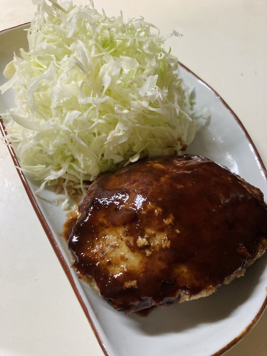 youichi_3's tweet photo. ハンバーグとにんじんとクミンのラペ。押忍 https://t.co/VIMuSDIqNL