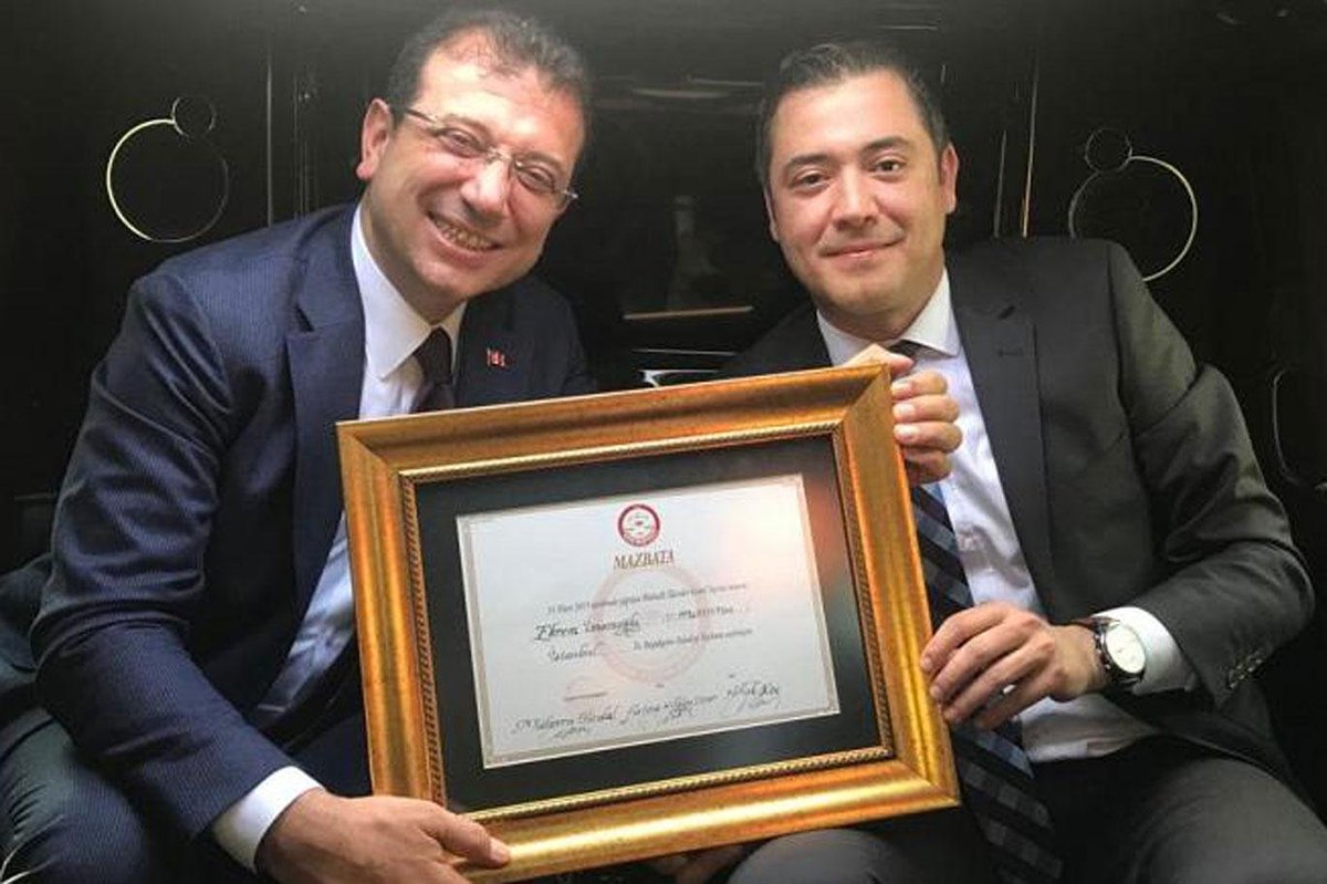 medyamuhtari's tweet photo. 🔴 Silivri'de neler olmuş öyle, olay var olay! 
Salon boşaltıldı duruşmaya ara verildi..

MAHKEME SALONUNDA SOĞUK DUŞ: 
MURAT ONGUN’A 10.000.000 TL RÜŞVET VERDİM! ÇIK YEDİKLERİNİ KABUL ET ALLAHSIZ!

MURAT ONGUN, CÜNEYT YAKUT VE MEDYA A.Ş. GENEL MÜDÜRÜ ARASINDA ÇOK SERT HESAPLAŞMA!

"Ben burada konuşursam senin için zor olur!" – "Biz 19 aydır cezaevinde yatıyoruz, arkada bunları mı çeviriyordunuz? Ayıp değil mi bize!"
İMAMOĞLU SUÇ ÖRGÜTÜ davasında sanıkların çapraz sorgusu sırasında salonu sarsan anlar yaşandı. Cüneyt Yakut ile Murat Ongun arasındaki hakaret ve rüşvet iddialarıyla tırmanan kavgaya, 19 aydır tutuklu bulunan Medya A.Ş. Genel Müdürü Fatoş Pınar Türker’in gözyaşları ve isyanı damga vurdu. Duruşma salonunda adeta günah çıkarma ve hesaplaşma yaşanırken Mahkeme Başkanı duruşmaya ara vermek zorunda kaldı.  
CÜNEYT YAKUT MURAT ONGUN’A; "BEN KONUŞURSAM SENİN İÇİN ZOR OLUR!"
Duruşmada söz alan Murat Ongun’un, Cüneyt Yakut’a reklam sektörü tecrübesi, alınan ihaleler ve şirket ilişkilerine dair peş peşe yönelttiği sorular ortamı bir anda gerdi. Ongun’un ısrarlı sorularına tepki gösteren Cüneyt Yakut;

Cüneyt Yakut: "Şimdi burada ben bunun için gelmedim. Bütün sorularınızı sorun heyete, heyet bana sorsun. Toplu cevap vereceğim."
Murat Ongun: "Toplu cevap zor olur senin için ya, o yüzden."
Cüneyt Yakut: "Murat Ongun, ben burada konuşursam senin için zor olur!"
Murat Ongun: "İstediğini konuşabilirsin, senden çekinecek bir halimiz yok!"

"SEKTÖRÜ HARACA BAĞLADINIZ" İDDİASI VE 10 MİLYONLUK ÇEK BOMBASI
Sorgunun ilerleyen dakikalarında tansiyon zirve yaptı. Cüneyt Yakut, yeminli yeni bir ifade vermek istediğini haykırarak doğrudan Murat Ongun’u ve firari sanık Emrah Bağdatlı’yı hedef tahtasına koydu:

Cüneyt Yakut: "Burada bildiklerimi anlatmak istemiyordum ama kibri, megalomanlığı zihninin önüne geçmiş. Emrah Bağdatlı ile beraber dönüp bir düzen kurdu. Sektörü haraca bağladı! Alt faturalar geldi, paraları indirdiler. Acarkent’te nasıl oturuyor? Murat Ongun'un odasına bizzat gidip zarf içinde 10 milyon liralık çek teslim ettim!"
Cüneyt Yakut beyanlarının devamında rüşvetin evraklarını yazılı sunacağını beyan etti.

19 AYDIR TUTUKLU GENEL MÜDÜRDEN MURAT ONGUN'A ŞOK ÇIKIŞ: "AYIP DEĞİL Mİ BİZE?"
MURAT ONGUN MEDYA AŞ GENEL MÜDÜRÜNE YALAN SÖYLEDİĞİ DURUŞMADA ORTAYA ÇIKTI

Duruşmanın en can alıcı anı ise, 19 aydır cezaevinde bulunan Medya A.Ş. Genel Müdürü Fatoş Pınar Türker’in söz almasıyla yaşandı.  
Türker, görevdeyken Cüneyt Yakut’un paravan şirketi City Points ile ana yüklenici Panout arasındaki şüpheli faturaları tespit edip Murat Ongun’a bizzat sorduğunu belirterek salonda soğuk duş etkisi yaratan şu sözleri söyledi:

Fatoş Pınar Türker: "Biz denetim yaptık, alt yüklenici olarak Cüneyt Yakut’un şirketi çıktı. O dönem bizzat Murat Ongun’a gittim, 'Bu adamı tanıyor musunuz?' dedim. Bana 'Hayır, tanımıyorum' dedi! Halbuki gayet iyi tanıyormuş! Şimdi burada öğreniyorum ki arkamızdan Emrah Bağdatlı ile işler çevrilmiş... Biz 19 aydır tek bir kuruşa leke sürmeden cezaevinde yatıyoruz! Murat Bey, size gerçekten gönül koyuyorum. Arkada siz böyle işler yapıyordunuz da bizim haberimiz yok muydu? AYIP DEĞİL Mİ BİZE!"

SALONDA İSYAN VE ZORUNLU ARA: "ÇIKIN DELİKANLI GİBİ KABUL EDİN!"
Bu sözlerin ardından salonda tansiyon kontrolden çıktı. Cüneyt Yakut, tutuklu yargılanan personeli işaret ederek salonda adeta bağırdı:

Cüneyt Yakut: "Burada gariban kadınlar, şoförler yatıyor! Murat Kapki'nin muhasebecisi 'Çocuğum geldiğinde cezaevinde hayvan taklidi yapıyorum' diyor. Bir baba için bundan daha acı ne olabilir? Çıkın delikanlı gibi kabul edin, 'Emrah’la yedik' deyin bari şu masum insanlar kurtulsun! Ne suçu var bu insanların, Allahsızlar!"

Karşılıklı hakaretler, yükselen tansiyon ve tarafların yatıştırılamaması üzerine Mahkeme Başkanı duruşmaya zorunlu ara vererek salonu boşalttı.