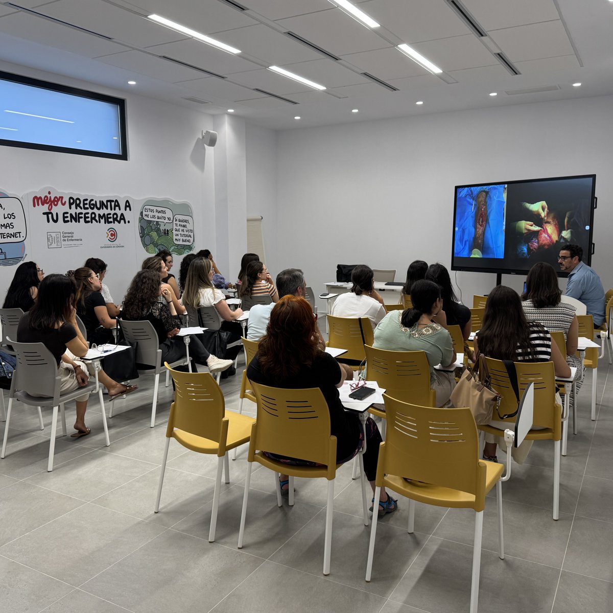 COECordoba's tweet photo. 🤕¡Arranca la formación de calidad del @COECordoba   tras el verano!  Una veintena de colegiadas/os han asistido al primer taller gratuito que se imparte en el último cuatrimestre de este año, en este caso sobre suturas y quemaduras. ¡Atento a los próximos cursos! https://t.co/Oc8Lq2dIQk
