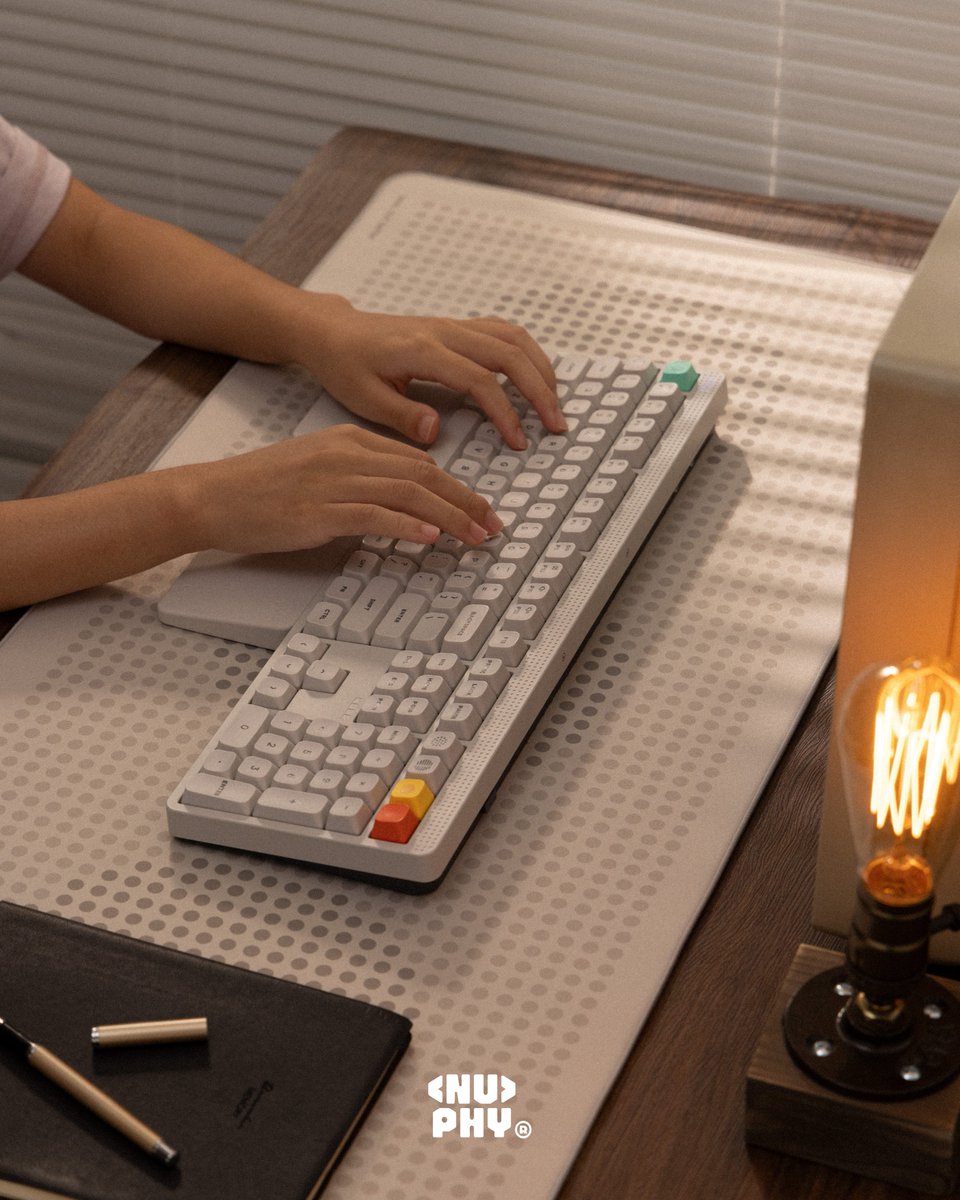nuphystudio's tweet photo. Full-size feels right at home in a retro setup. 🖥️

Node100 in Lunar White, taking us back one keystroke at a time.

#nuphy #node100 #mechanicalkeyboard #retrosetup #desksetup https://t.co/KYF6txIFUO