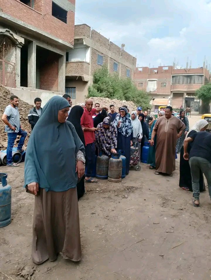 Exmligy's tweet photo. وازمة انابيب بتدحلب بقالها كام يوم بس مفيش حد يقدر يتكلم يتقال عليه اخوان ويقولك الحاجات دى اختفت احنا مش ف عهد مبارك وسوق سوداء لانابيب الغاز طبعا لحد ما الاسعار تزيد رسمي !! https://t.co/f7cQ5rglwW