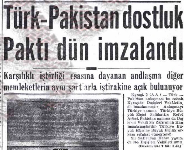AhmetHakanakc1's tweet photo. Hep aynı... Hep aynı şeyler

Ocak 1954'te Türkiye ve Amerika izleyecekleri yol konusunda anlaşmışlardı

Türkiye Pakistan hükumetine siyasi, ekonomik ve güvenlik konusunda karşılıklı menfaatler içeren bir teklifle gidecek İki devlet arasında bir savunma anlaşması yapmanın zeminini arayacaktı.

Amerika , Türkiye'nin eline razı edebilmesi için Pakistan'a yapılacak askeri YARDIM, gizli güvenceler ve vaadler vermişti.  

Anlaşma yapıldıktan sonra resmi duyurudan önce Türk Hükumeti Irak, İran, Hindistan ve Afganistan'ı haberdar edecek ve NATO'da bir demeç verecekti

Afganistan'ı anlaşmaya dahil edebilmek için güven vermek konusunda özel bir çaba gösterilecek  ve teklif edilen anlaşmaya kendi menfaatleri çerçevesinde katılması için Irak'a da teklif götürülecekti....
...
Sonunda 2 Nisan 1954'te Türkiye ve Pakistan Amerika'nın yönlendirmesi ve kontrolü altında Türkiye-Pakistan Dostluk ve İşbirliği Anlaşmasını İmzaladılar.

Ortadoğu'da Emperyalizm, Behçet Kemal Yeşilbursa, s:148 

özellikle Türkiye ve onun razı ettiği PAkistan, AMERİKA'nın uşaklığını yapmakta 80 sene sonra bile halâ ÇOK  hevesliler. Çok istekliler. CAN atıyorlar, diyen bir tarihi not

Zeyl 1: Bölge ülkelerinin AMERİKA'nın veya İngiltere'nin ya da İSrail'in emri ile onların menfaatlerini korumak için bir araya gelerek PAKTLAR kurdukları günlerin sona ereceği; KENDİ menfaatleri için, SÖMÜRGECİLERİ bu topraklardan kovalamak için bir araya gelecekleri günleri görebilmeyi bize nasip eyle Ya Rabbi!

ZEyl 2: BU kitaptan çok ümitliydim. Ancak beklediğimi bulamadım. 
Belki de bendedir hata