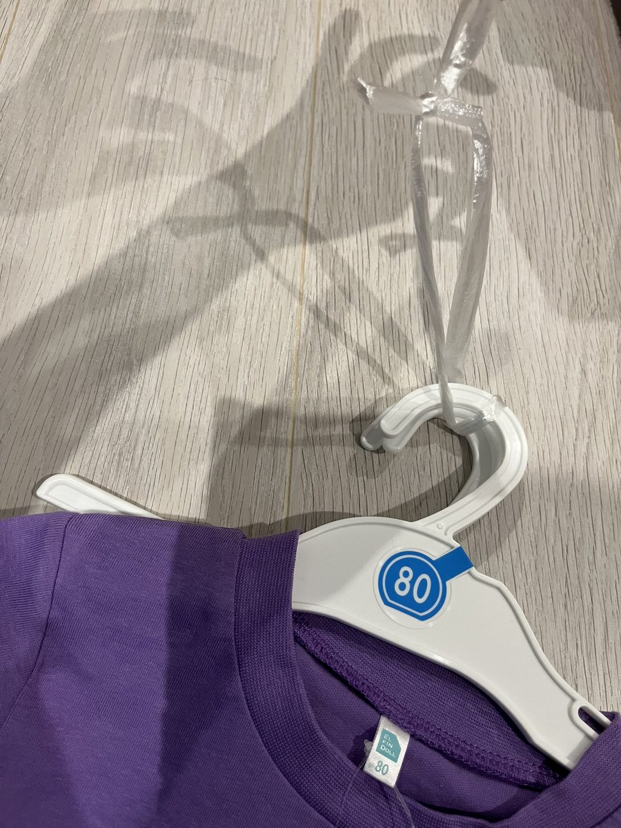 Donguri_2nd's tweet photo. 西松屋で買った服を帰り道で落としたことに帰宅後に気づいて、最後に服を見たところまで息子連れてダッシュで戻ったらご丁寧に3着まとめて道路のポールに引っ掛けてくださっていて無事回収できました😭
わざわざまとめて置いててくださった親切な方へ。
本当にありがとうございました！！ https://t.co/qVQPPotbZ8