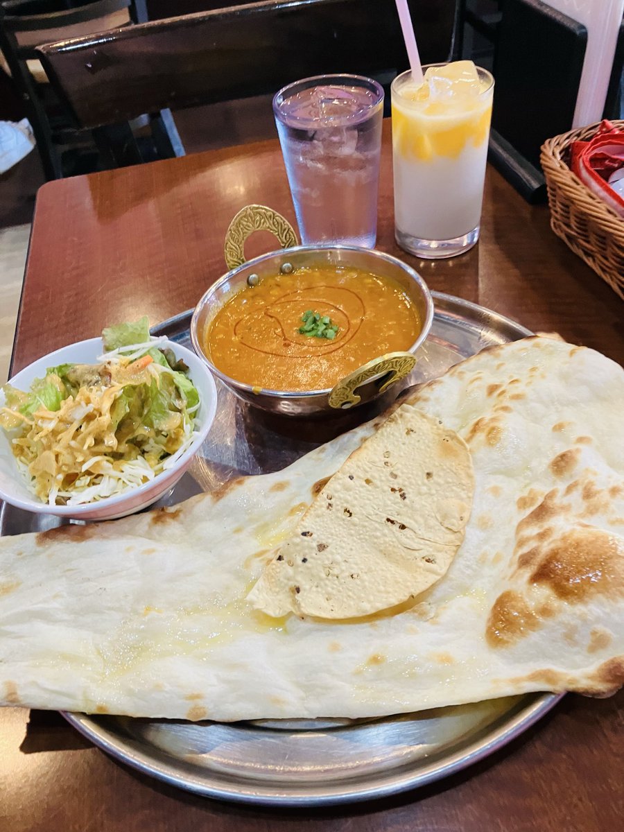 splashstar3's tweet photo. ダルカレー（激辛）　800円

今日のランチ。遂に席に着いたら注文前に水と同時にマンゴーラッシーが到着。そしてダルカレー、ナンが到着。もう違うモノは頼めそうにない😆

#カレー2026 87 https://t.co/1S3izVVlix