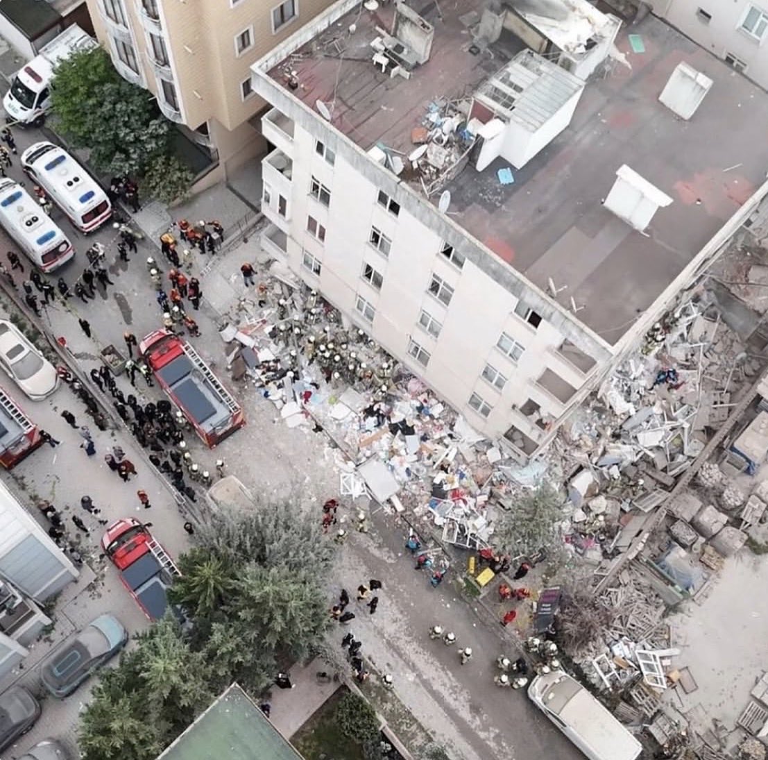 bursaradarr's tweet photo. İstanbul Maltepe'de 7 katlı binanın 3 katında çökme meydana geldi.

2 kişinin cansız bedenine ulaşıldı.

3'ü çocuk 8 kişi sağ olarak kurtarıldı. https://t.co/DI3fsMaGKl