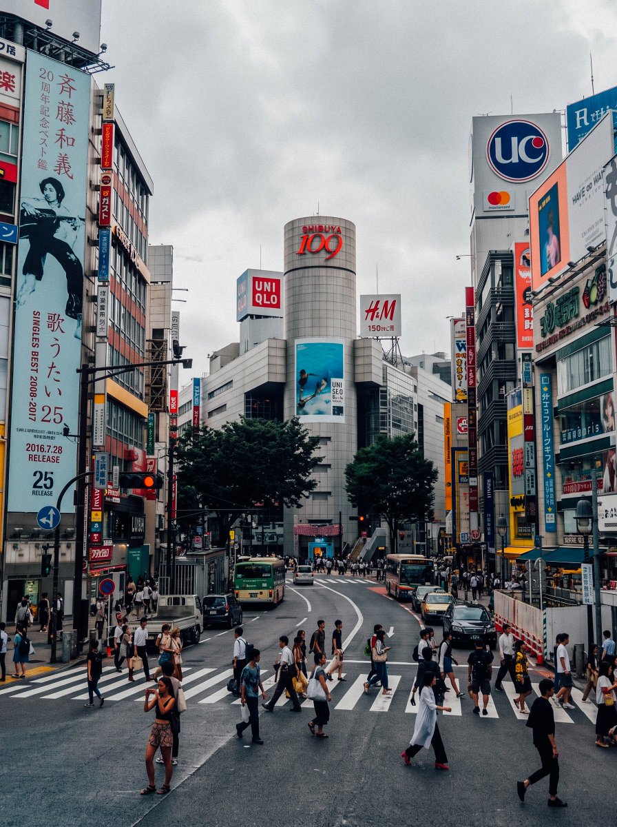keisuke9498's tweet photo. 街歩きの中でふと出会う「Y字路」の景色が好き。

雨に濡れる有楽町のガード脇、 圧倒的な存在感を放つ渋谷109、 雑多な看板が愛おしい目黒・五反田の角。
道が分かれるその場所に、それぞれの街の日常と歴史が詰まってる。今日もいい分岐に出会えました。
#Y字路 #路上観察 #有楽町 #渋谷 #目黒 https://t.co/1Llir3LMQd