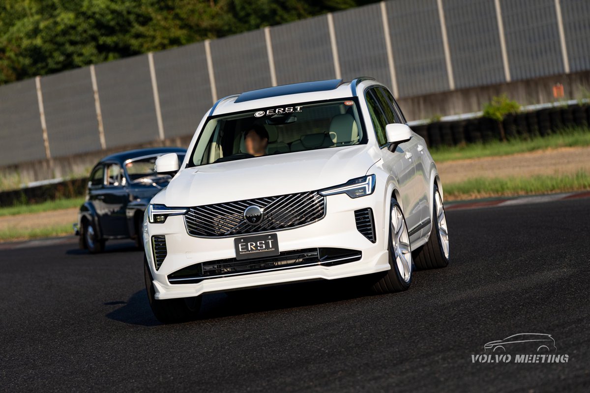 erst_japan's tweet photo. VOLVO MEETING × ERST

過去の袖ヶ浦フォレストレースウェイでの一コマ。

2023年 V60
2024年 EX30
2025年 XC90
毎年、さまざまなVOLVOとともにサーキットへ。
そして2027年、再び袖ヶ浦へ。

ERSTも全面協力で参加・出展します！

VOLVOオーナーの皆さま、会場でお会いしましょう！

#VOLVO #ERST #VOLVOMEETING