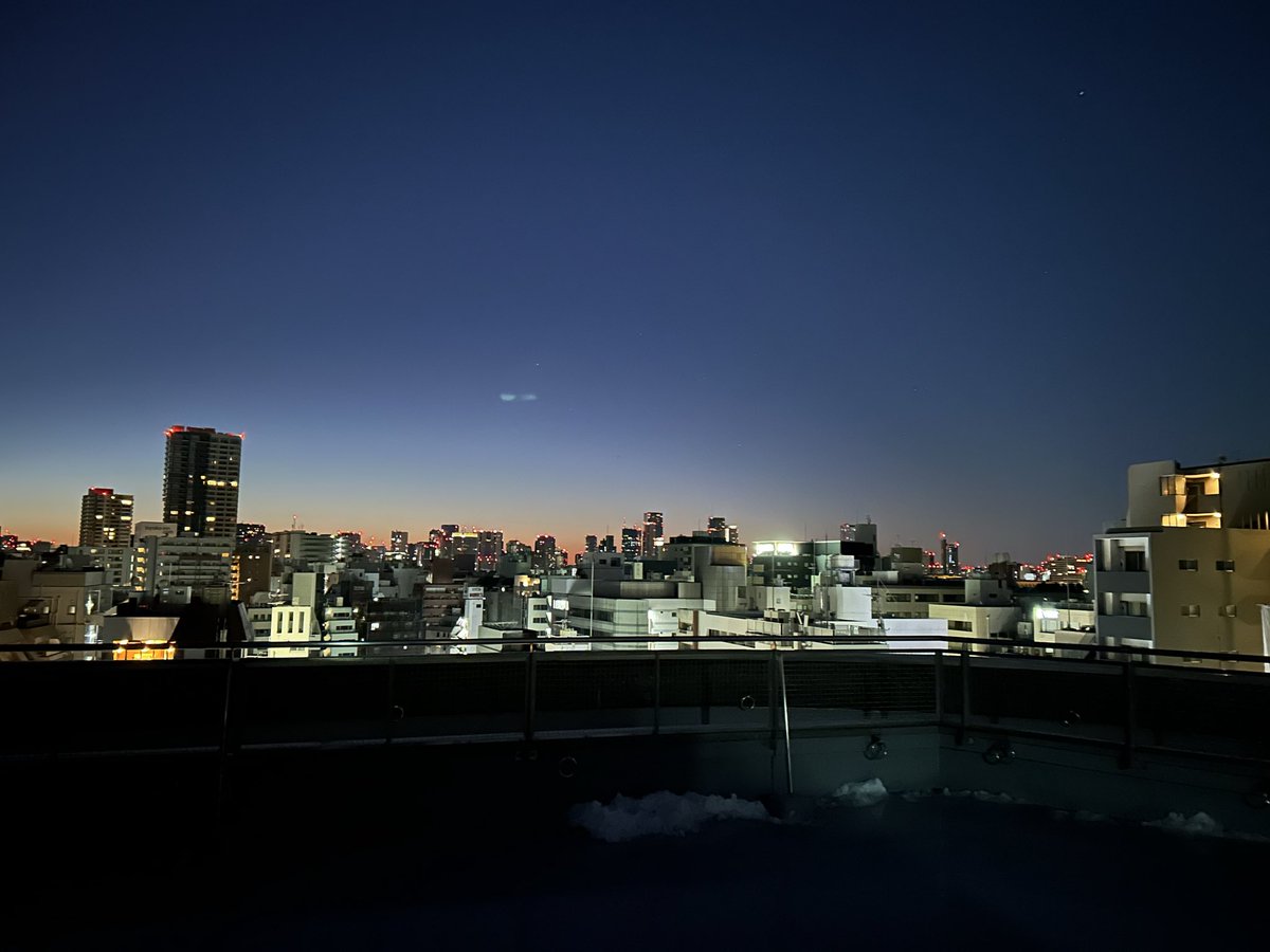 takasho_studio's tweet photo. #新宿2丁目屋上スタジオ 

冬に近づくと夜景がより綺麗に見える気がします🌃

都内で24時間撮影できるからこそ撮れる幻想的な風景をお楽しみくださいませ⭐️

弊社のインスタグラムには過去にタイムラプスで撮影した参考映像も投稿しております！
ご確認ください💁🏻‍♀️
https://t.co/LsZ8IaDBYD https://t.co/HeAWwvYGxq