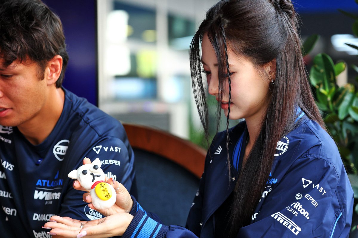 KarasCasshern's tweet photo. Tzuyu's dimple is so cute!

TZUYU AT THE GRAND PRIX
TZUYU FOR WILLIAMS RACING

#쯔위 #TZUYU
#트와이스 #TWICE
#WilliamsXTzuyu
#DandadanXTzuyu https://t.co/XygJtLKmLZ