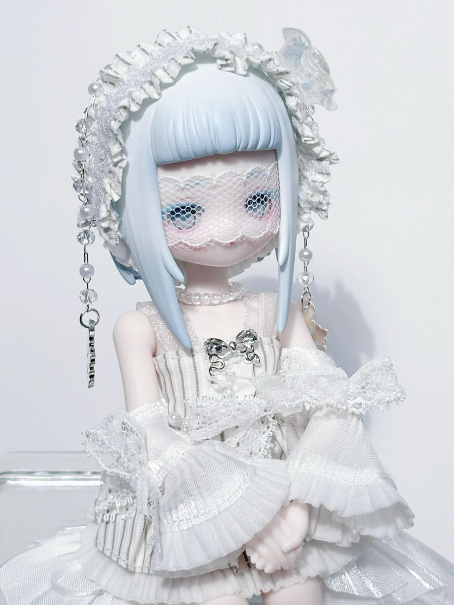 HappyEngineBJD's tweet photo. 🦋透き通るような氷のような青色の髪、目と眉を覆う透け感のあるレースのベール

「私の救いを待っているの？」

rednote@禾歳歳🍊

#bjd
#bjddolls
#blindbox
#trendingréels https://t.co/GNoYPsJ2xH