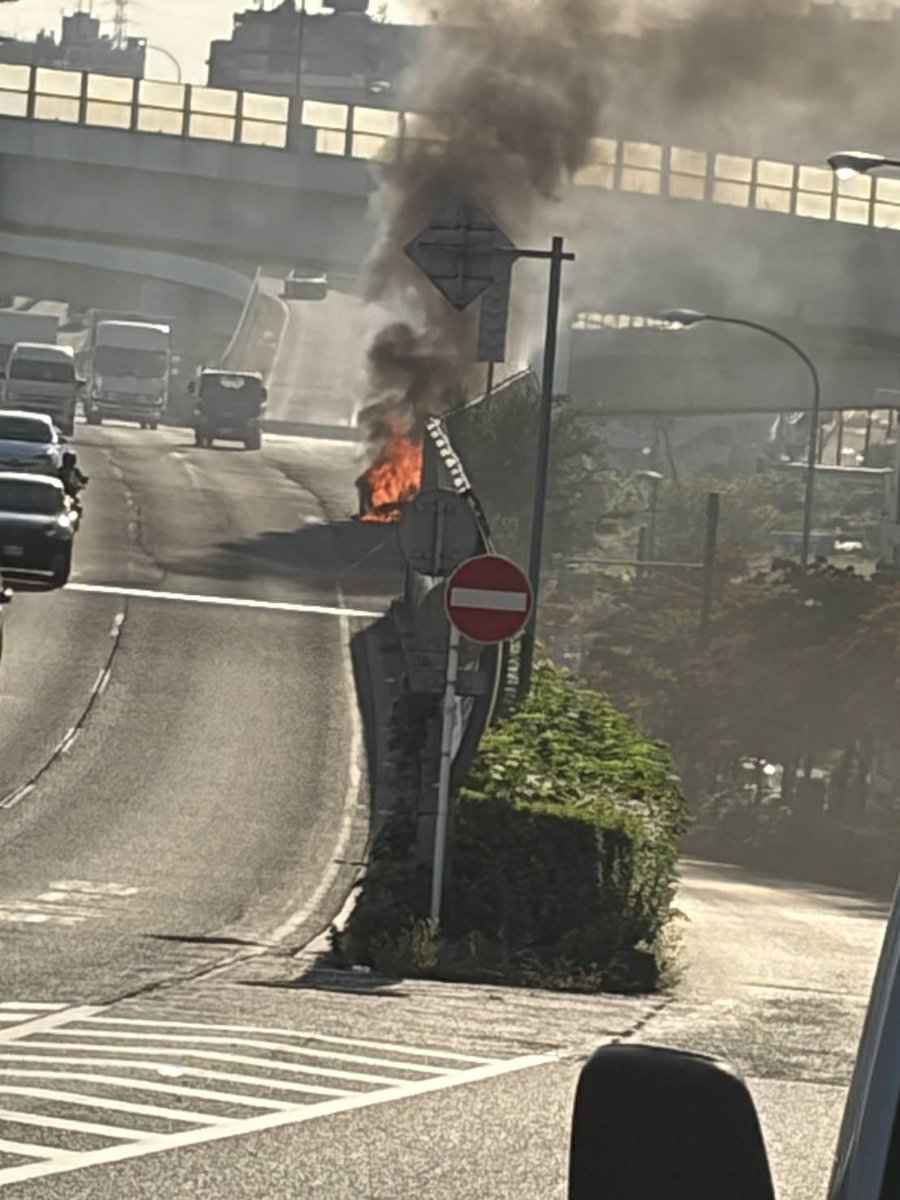 twittake's tweet photo. 東名青葉インター出口付近で　車燃えてる。

防音壁まで広がって　現在側道も通行止めです

#火災事故
#東名横浜青葉インター https://t.co/bJa7XHSh1v