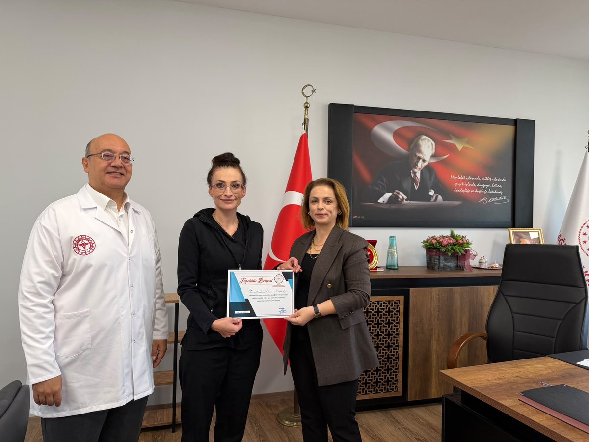 CengizGokceKdcH's tweet photo. 🏥 Hastanemiz Kadın Doğum Ameliyathanesinde görev yapan Jinekolojik Onkoloji Uzmanı Dr. Selcem Şimşek, Anesteziyoloji ve Reanimasyon Uzmanı Dr. Bedri Turhan ve Anestezi Sorumlusu Elif Aslan’a, özverili çalışmalarından dolayı teşekkür belgeleri takdim edildi. https://t.co/bhaBG14SXJ