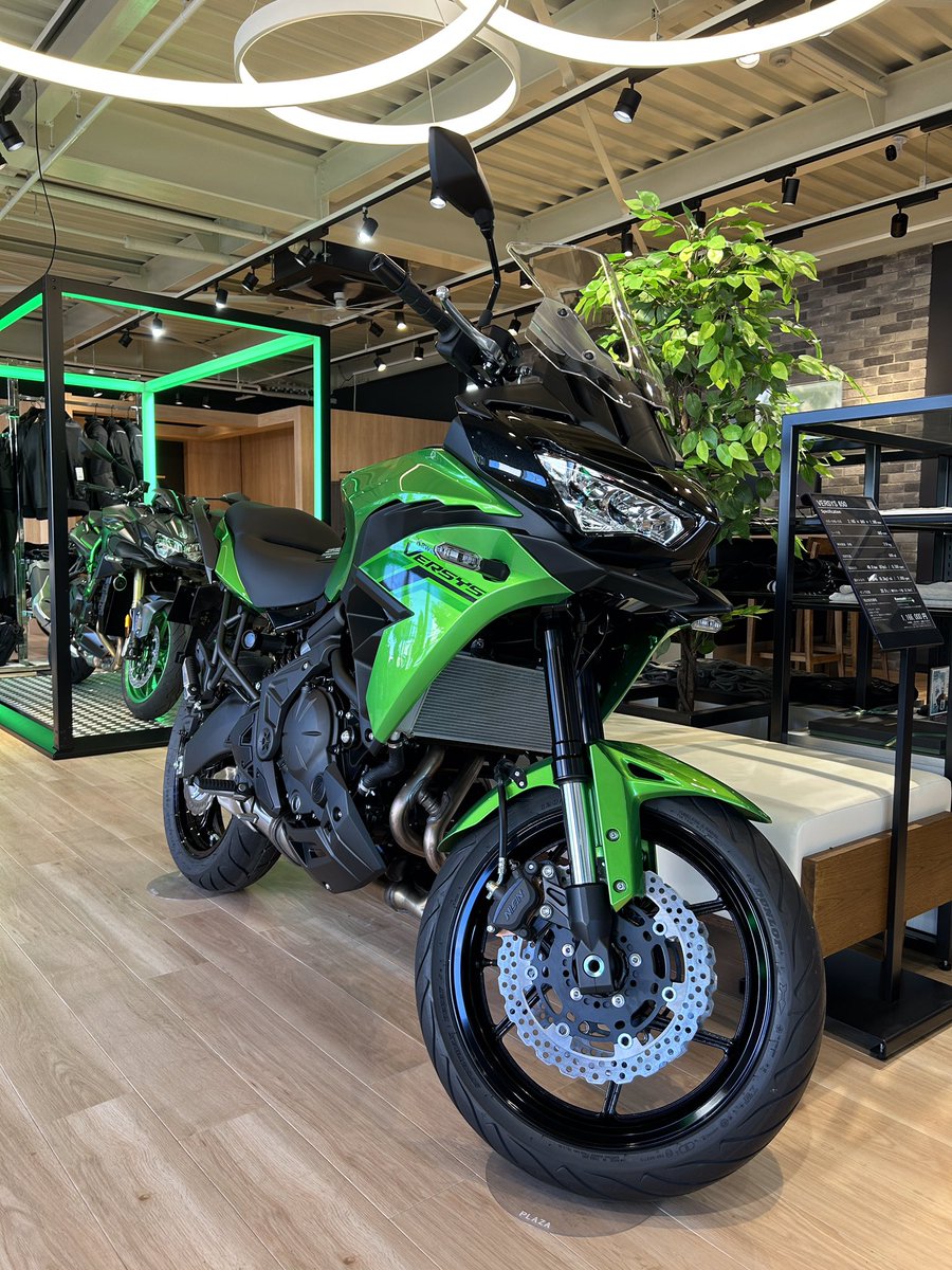 plazamaebashi's tweet photo. 【VERSYS650 入荷しました！】

2027年モデルのVERSYS650入荷いたしました。

ブラックフェイスとグリーンのカウリングに身を包んだ最新カラーになります。

純正シート高は845ｍｍですが、ローダウンすることも可能です。
ぜひ込み込みのお見積もりをご相談ください！

明日も皆様のご来店を心よりお待ちしております。

#ベルシス　#アドベンチャーバイク　#ミドルクラスバイク