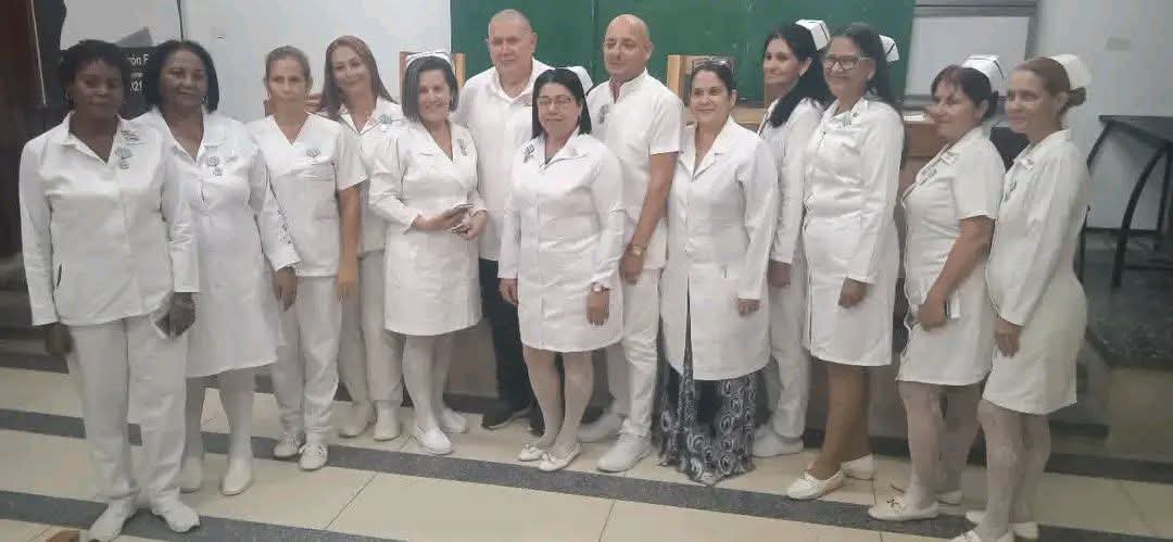 Colombo_Ucmholg's tweet photo. En un acto solemne, docentes de Enfermería Pediátrica recibieron la Distinción “Por la Educación Cubana”, máximo reconocimiento a su trayectoria en la formación de profesionales de la salud.
#HonorHolguinero
#Ucmho https://t.co/2yQk9sP6Tq